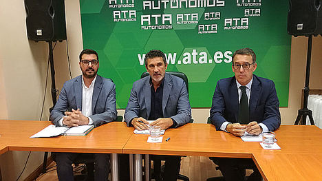 Víctor González, presidente de FETRANSA (izda), José Luis Perea, responsable PRL de ATA (centro) y Antolín Sanz, director territorial de Mutua Universal.