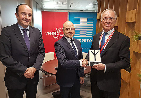 De izqda. a dcha.: El director territorial de Prevención de Asepeyo, José María Bustamante; el director autonómico de Cantabria de Asepeyo, Óscar Díaz Gracia; y el presidente de Viesgo, Miguel Antoñanzas.