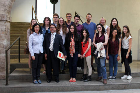 Alumnos de la Universitat de València se acercan a los mercados de la mano de la FEBF