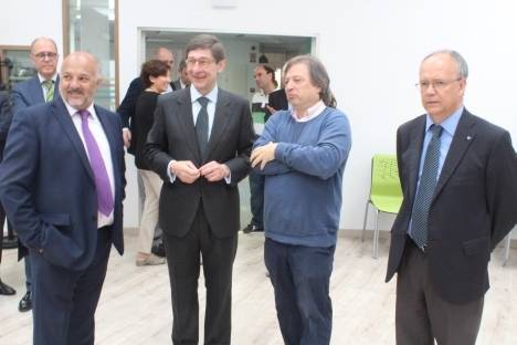 De izquierda a derecha: Angel Serrano, director del centro de formación Padre Piquer, el presidente de Bankia, José Ignacio Goirigolzarri, el jesuita Higinio Pi, director de la Casa San Ignacio, y el jesuita Francisco José Ruiz Pérez, provincial de la Compañía de Jesús en España.