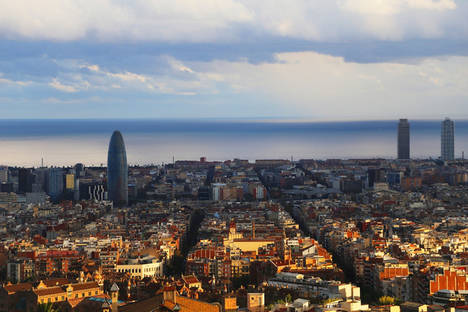 Vista aérea de la ciudad de Barcelona y el mar Mediterráneo.
