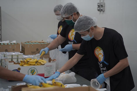 Voluntarios coordinan la entrega de alimentos para las familias en situación de vulnerabilidad.