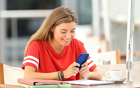 Casi la mitad de los menores a partir de 16 años recibe contenido sexual a través de su smartphone, un 37% protagonizado por personas de su entorno