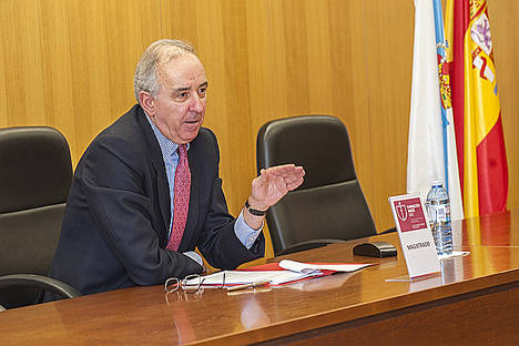 Ángel Judel dictando resolución.