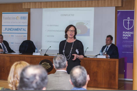 Rosa González, en la tribuna de Foro Inade.