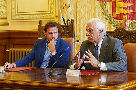 El alcalde de Valladolid, Óscar Puente (izqda.), con el presidente de Avebiom, Javier Díaz, durante la presentación de Expobiomasa 2019, en el Ayuntamiento.