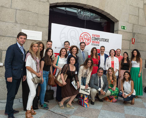 foto de familia con parte de los alumnos del curso