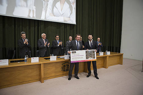 El Consejero Delegado de Lloyd’s Iberia, Juan Arsuaga, hizo entrega de un premio al mejor alumno de la promoción.