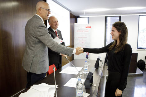 La Universitat Pompeu Fabra entrega las credenciales a los estudiantes becados por Banco Santander