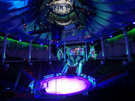 Un escenario con magnífica iluminación.