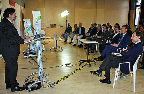 Álvaro Bordas (i), vicepresidente de Vitartis, durante su intervención en la sesión de apertura. A la derecha, en primer término, el rector de la Universidad Isabel I, Alberto Gómez Barahona; y el director territorial de Cajamar, Raúl Ortega.