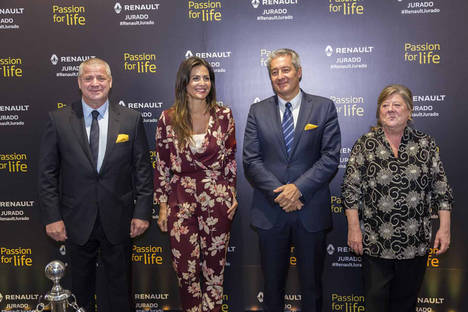 Renault presenta de la mano de Nuria Roca una transformación en sus concesionarios