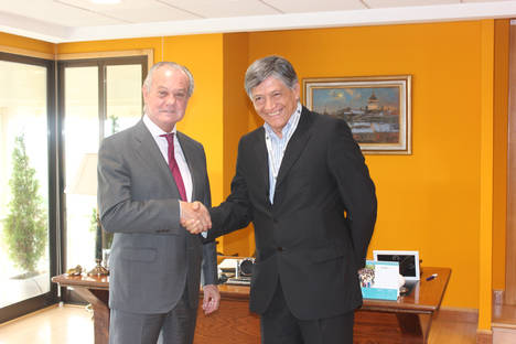 (izq.-drcha.) El Presidente de la cooperativa y la Fundación Cofares, Carlos González Bosch y el Embajador Miguel Calahorrano.