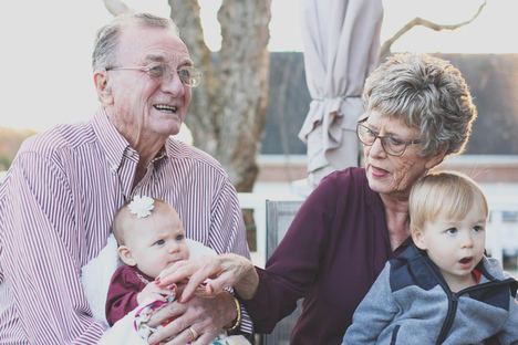 Ser abuelo en tiempos de coronavirus: un trabajo a tiempo completo por el que se debería cobrar un sueldo de 2.964 euros