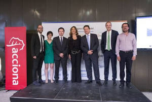 De dcha a izda: Manuel Fernando Macías, alcalde de Medina Sidonia; Fernando Bañón, premio Eolo de Fotografía 2016; Juan Diego Díaz, presidente de AEE; Ximena Caraza, directora de Proméxico en España; Paolo Frankl, director de renovables de la AIE; Elena Sáiz, premio Eolo de Innovación 2016; y Julio Pérez, premio Eolo de Periodismo 2016.