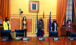 La consejera de Desarrollo Sostenible aplaude las iniciativas presentadas por universitarias para aprovechar el alga asiática