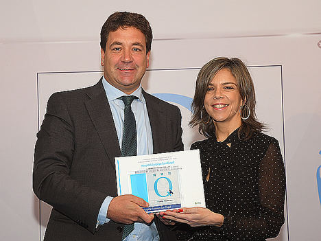 Manel Fernández Navarro, gerente del Hospital Asepeyo Sant Cugat, recoge el premio.