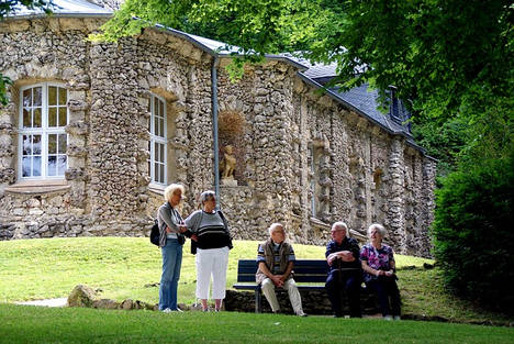 Se extiende la reconversión de hoteles en viviendas con servicios, centros de día y residencias para mayores