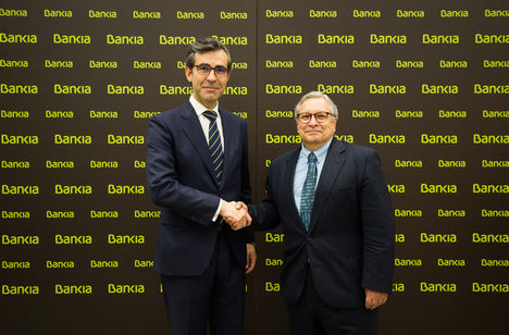 El director corporativo de la Territorial Madrid Norte de Bankia, Eugenio Solla, y el director de la Feria del Libro, Manuel Gil.