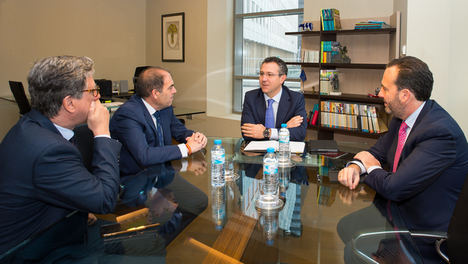 El presidente de la Federación Nacional de Trabajadores Autónomos-ATA, Lorenzo Amor, y el presidente de Cajamar, Eduardo Baamonde, el director de Relaciones Institucionales de la Asociación de Trabajadores Autónomos (ATA), Francisco de Palacio, y el director territorial Centro de Cajamar, José Antonio Guerrero.