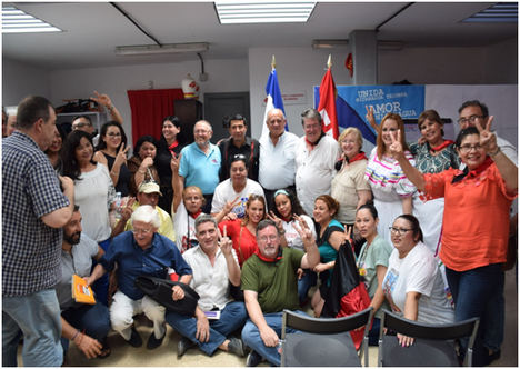 El Excmo. Sr. Embajador de Nicaragua en el centro con los participantes al acto.