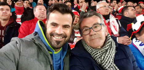 Chus Fernández, junto a su padre en el último partido del Granada CF contra el Athletic de Bilbao el pasado marzo. 