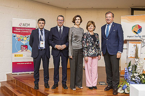 De izqda a dcha: Enrique Martínez, presidente de Segitur; Antonio Pérez, alcalde de Benidorm; Isabel María Oliver Sagreras, Secretaria de Estado de Turismo, Ministerio de Industria, Comercio y Turismo; María Teresa Gómez Condado, directora general de AMETIC y Adolfo Borrero, presidente de la Comisión de Smart Cities de AMETIC.