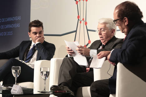 De izda a dcha, Pedro Ruiz, director general, Bodega Pago de Carraovejas, Josep Tapies, catedrático, y Jose María Ruiz, presidente Bodega Pago de Carraovejas.