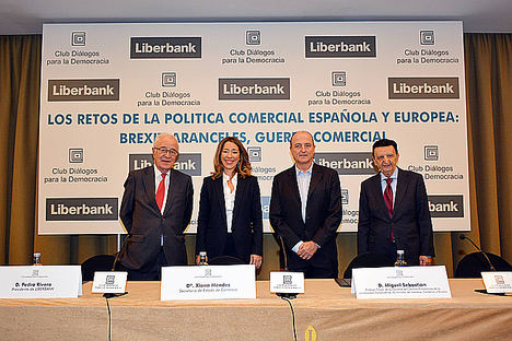 De izqda. a dcha.: Pedro Rivero, presidente de Liberbank; Xiana Méndez, secretaria de Estado de Comercio; Miguel Sebastián, exministro de Industria, Comercio y Turismo, y Antonio Gavilanes, presidente del Club Diálogos para la Democracia.
