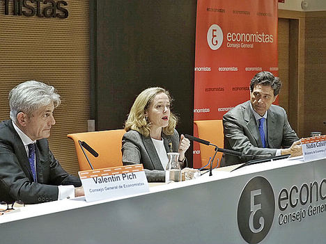 De izda. a dcha.: Valentín Pich, presidente del Consejo General de Economistas de España (CGE); Nadia Calviño, ministra de Economía y Empresa en funciones, y Pascual Fernández, vicepresidente del Consejo General de Economistas de España (CGE).