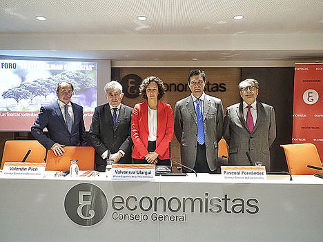 De izda. a dcha.: Jaime Querol, presidente del Grupo de Trabajo de Economistas de Empresa-CGE; Valentín Pich, presidente del Consejo General de Economistas de España (CGE); Valvanera Ulargui, directora general de la Oficina Española de Cambio Climático del Ministerio para la Transición Ecológica; Pascual Fernández, vicepresidente del Consejo General de Economistas de España (CGE), y Enrique Castelló, director del Foro. 