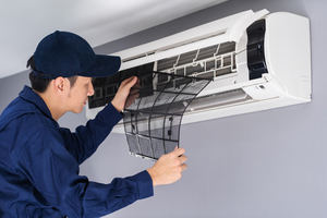 Los instaladores aconsejan revisar las conexiones eléctricas y los tubos de los aparatos de aire acondicionado para no disparar su consumo