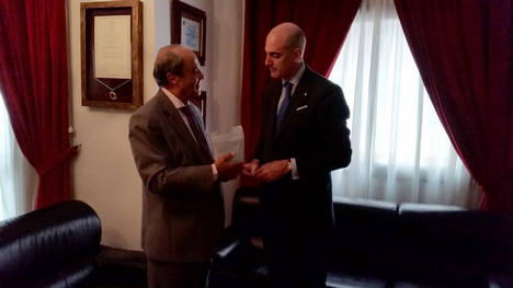 El Consul de El Salvador busca en la Cámara inversores onubenses