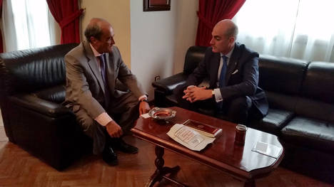 El Consul de El Salvador busca en la Cámara inversores onubenses