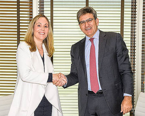 La Vicepresidenta del BEI, Emma Navarro y el CEO de Banco Santander, José Antonio Álvarez.