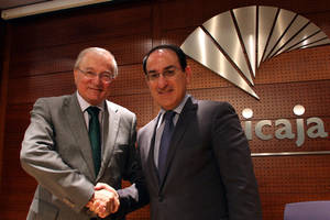 De izqda a dcha, el Presidente de Unicaja Banco, Manuel Azuaga, y el Presidente de CEA, Javier González de Lara