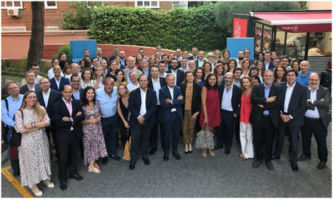 Foto de familia de los directores presentes en el SummerAfterWork celebrado en el EAE Business School. 