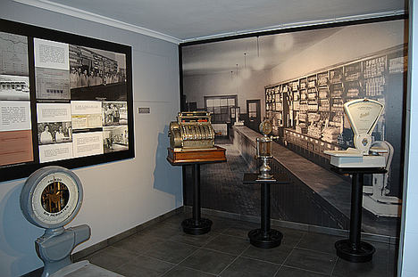 La historia de los economatos laborales ya tiene su espacio expositivo en el Centro de Experiencias y Memoria de la Minería del Pozo Sotón de HUNOSA