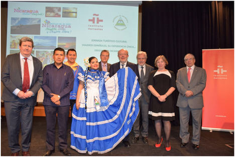 El Excelentísimo Sr. Embajador de Nicaragua con los asistentes al acto.