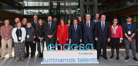 El alcalde de Madrid, José Luis Martínez-Almeida, el presidente de Endesa y de la Fundación Endesa, Juan Sánchez-Calero, la presidenta de la Fundación Integra, Ana Botella, y el consejero delegado de Endesa, José Bogas, junto a voluntarios y beneficiarios del programa 'Cambiando Vidas'.