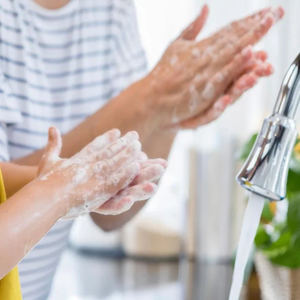 Más de la mitad de los españoles ya ha recuperado hábitos pre-covid como besar o dar la mano