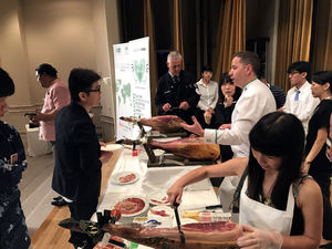 Más de un centenar de profesionales nipones participan en el XII Seminario de Cortadores de Jamón en Japón