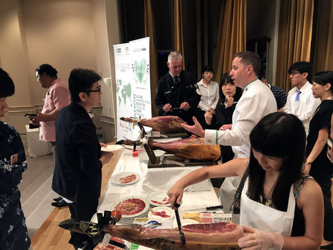Más de un centenar de profesionales nipones participan en el XII Seminario de Cortadores de Jamón en Japón