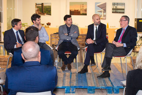 De izqda a dcha: Juan Carlos Lozano, CEO de DIR&GE; Pablo Rabanal, CEO y fundador de Reclamador.es, Álvaro Villamizar, Country Manager de Dealz España; Pablo Couso, Technology Expert de Datisa y Pedro César Martínez, Director de Master Universitario en RRHH de ICADE Business School.