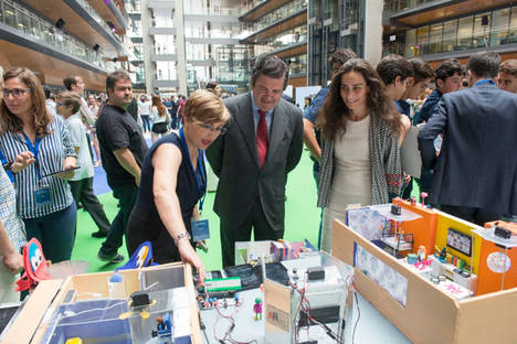 La profesora de uno de los colegios participantes durante la celebración de la pasada edición del Festival RetoTech_Fundación_Endesa con el presidente de Endesa, Borja Prado, explicando el funcionamiento de su proyecto.