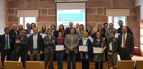 Representantes de algunas de las empresas pontevedresas distinguidas por Ibermutua posan con los diplomas recibidos.

 