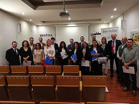 Los representantes de las empresas galardonadas posan junto a los diplomas que les entregó Ibermutua. 