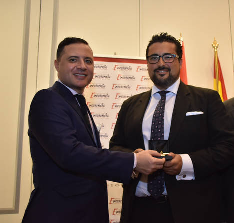 Ignacio de Jacob y Gómez, Presidente-Fundador del Instituto para la Excelencia Profesional, hace entrega a Ignacio Collado, director general de Imagine Events, de la 'Estrella de Oro'.