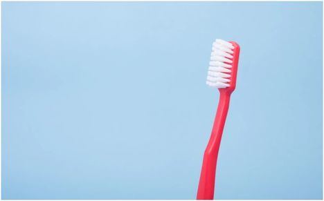 ¿Cómo limpiar los implantes dentales?