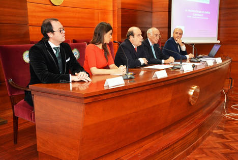 Acto inaugural: Marcos Rivas (Presidente de la Asociación de Abogados Jóvenes de A Coruña), Cristina Llop (Presidenta de la CEAJ), Augusto Pérez Cepeda (Decano del Colegio de Abogados de A Coruña), Antón Cobián (Presidente de Fundación Inade), y José Manuel Busto (Decano de la Facultad de Derecho de la UDC). 